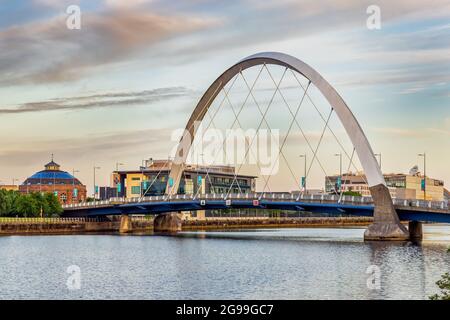 Die Squinty Bridge, oder richtiger Name der Clyde Arc, erstreckt sich über den Fluss Clyde in Glasgow. Aufgenommen kurz nach Sonnenaufgang.