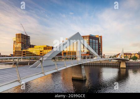 Die Squiggly Bridge über den Fluss Clyde in Glasgow, aufgenommen bei Sonnenaufgang.