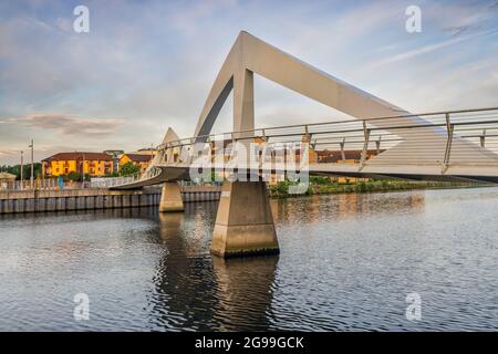 Die Squiggly Bridge über den Fluss Clyde in Glasgow, kurz nach Sonnenaufgang.