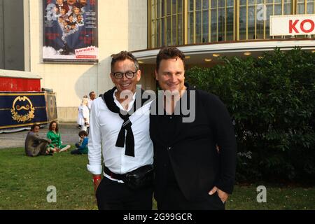 Guido Maria Kretschmer mit Ehemann Frank Mutters bei der Premiere des Theaterstücks 'Mord im Orientexpress' in der Komödie am Kurfürstendamm im Schill Stockfoto