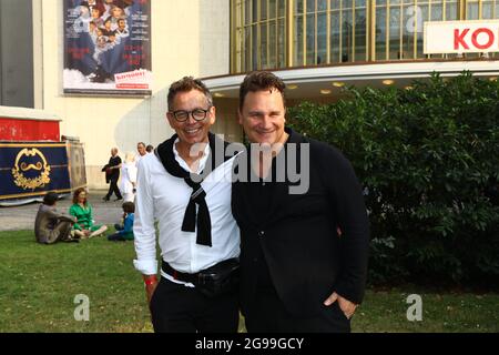 Guido Maria Kretschmer mit Ehemann Frank Mutters bei der Premiere des Theaterstücks 'Mord im Orientexpress' in der Komödie am Kurfürstendamm im Schill Stockfoto