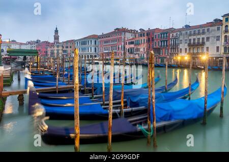 Traditionelle Gondelboote auf dem Grand Canal im Morgengrauen. Venedig. Italien. Stockfoto