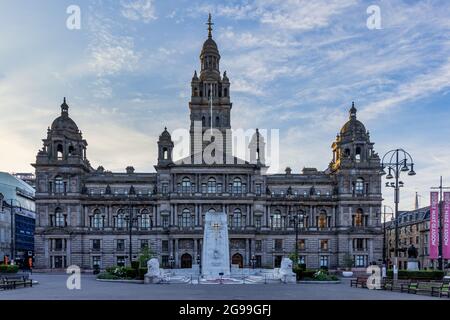 Das Cenotaph-Kriegsdenkmal und das Glasgow City Chambers-Gebäude am George Square im Stadtzentrum von Glasgow, Schottland, Großbritannien Stockfoto