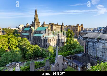 Glasgow Cathedral, die älteste Kathedrale auf dem schottischen Festland, und die Old Royal Infirmary, vom viktorianischen Friedhof Nekropolis. Stockfoto