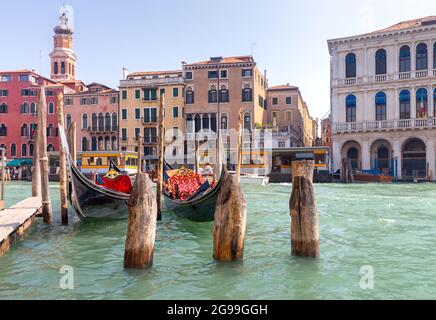 Traditionelle Gondelboote auf dem Grand Canal an einem sonnigen Morgen. Venedig. Italien. Stockfoto