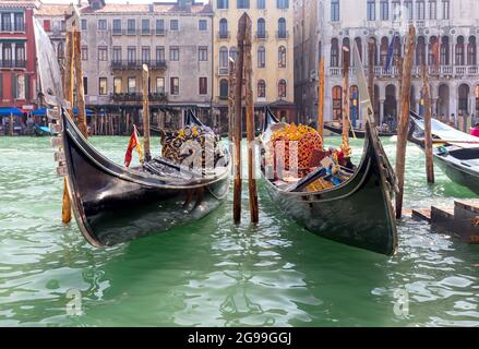 Traditionelle Gondelboote auf dem Grand Canal an einem sonnigen Morgen. Venedig. Italien. Stockfoto