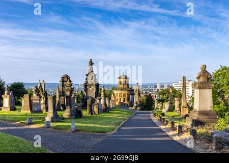 Am frühen Morgen wirft das Licht Schatten von den Denkmälern der Necropolis, einem viktorianischen Friedhof in Glasgow. Stockfoto