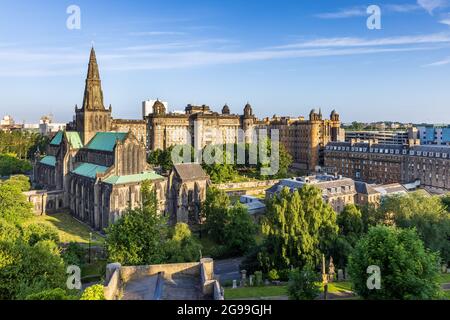 Die Glasgow Cathedral, die älteste Kathedrale auf dem schottischen Festland, und die Old Royal Infirmary, die dem viktorianischen Friedhof von Nacropolis entnommen wurde. Stockfoto