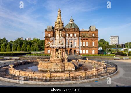 Der Daulton Fountain vor dem Volkspalast, ein Museum für Sozialgeschichte im historischen Glasgow Green in Schottland, Großbritannien Stockfoto