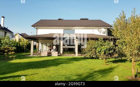 Ukraine, Kiew - 24. September 2019: Fassade eines neuen modernen Hauses im australischen Stil. Interieur Des Luxus-Villa-Resorts. Großes, kundenspezifisches Luxushaus mit Stockfoto