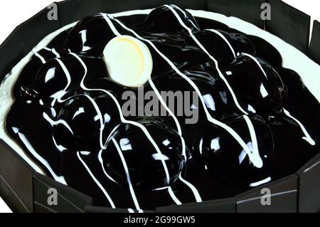 Vorbereitet für besondere Anlässe, leckere und schöne Schokoladenkuchen, isoliert auf weißem Hintergrund Stockfoto