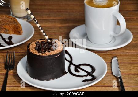 Vorbereitet für besondere Anlässe, leckere und schöne Schokolade kleinen Kuchen, auf einem Teller Stockfoto