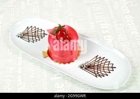 Vorbereitet für besondere Anlässe, leckere und schöne Erdbeer roten Kuchen, isoliert auf weißem Hintergrund Stockfoto