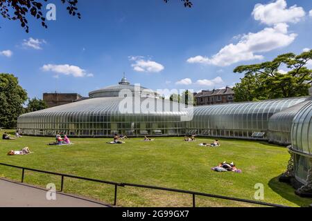 Das viktorianische Glashaus mit schmiedeeisernem Rahmen im Kibble Palace in den Glasgow Botanic Gardens im West End von Glasgow, Schottland, Großbritannien Stockfoto