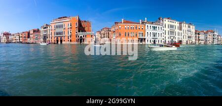 Panoramablick auf den Grand Canal und die Fassaden mittelalterlicher Häuser an einem sonnigen Tag. Venedig. Italien. Stockfoto