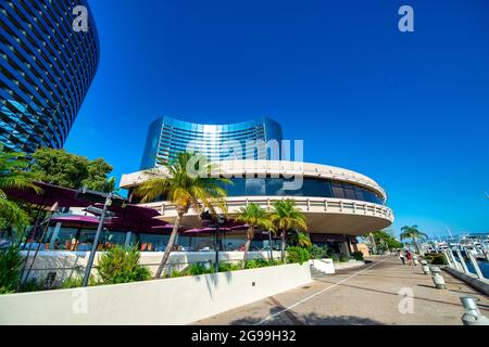 SAN DIEGO, CA - 30. JULI 2017: Touristen entlang Seaport Village an einem sonnigen Tag Stockfoto