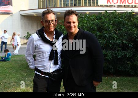 Guido Maria Kretschmer mit Ehemann Frank Mutters bei der Premiere des Theaterstücks 'Mord im Orientexpress' in der Komödie am Kurfürstendamm im Schill Stockfoto