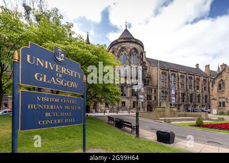 Schild und Eingang der University of Glasgow auf dem Gilmorehill Campus an der University Avenue, Glasgow City Centre, Schottland. Stockfoto