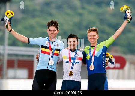 Siegerehrung von links nach rechts: Wout van AERT (Bel), 2. Platz, Silbermedaille, Silbermedaille, Silbermedaillengewinnerin, Silbermedaillengewinnerin, Richard CARAPAZ (ECU), Sieger, Sieger, Olympiasieger, 1. Platz, Goldmedaille, Goldmedaillengewinnerin, Olympiasieger, Goldmedaillengewinnerin, Tadej POGACR (SLO) 3. Platz, Bronzemedaille, Bronzemedaille, Bronzemedaillengewinnerin, Bronzemedaillengewinnerin, Jubel, Jubel, Freude, Jubel, Radfahren, Straßenrennen für Männer, Straßenrennen für Männer, Radrennen für Straßenmänner auf dem Fuji Speedway SHIZUOKA 07/24/2021 Olympische Sommerspiele 2020, ab 23.07. - 08.08.2021 in Tokio / Japan. Stockfoto