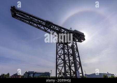 Die Sonne steht hinter dem historischen Finnieston Crane in Glasgow, um diesen Sonnenschein einzufangen. Stockfoto