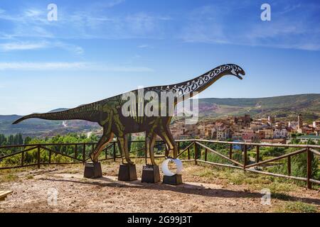 Teruel, Spanien. 24. Juli 2021. Silhouette eines Dinosauriers in Riodeva, einer kleinen Stadt in der Provinz Teruel, Aragon, Spanien. Stockfoto