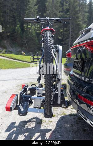 Mountainbike auf einem hinteren Fahrradträger Stockfoto