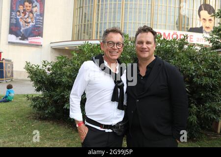 Guido Maria Kretschmer mit Ehemann Frank Mutters bei der Premiere des Theaterstücks 'Mord im Orientexpress' in der Komödie am Kurfürstendamm im Schill Stockfoto