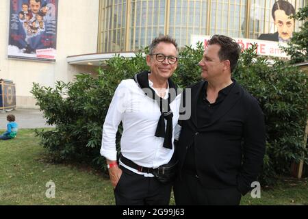 Guido Maria Kretschmer mit Ehemann Frank Mutters bei der Premiere des Theaterstücks 'Mord im Orientexpress' in der Komödie am Kurfürstendamm im Schill Stockfoto