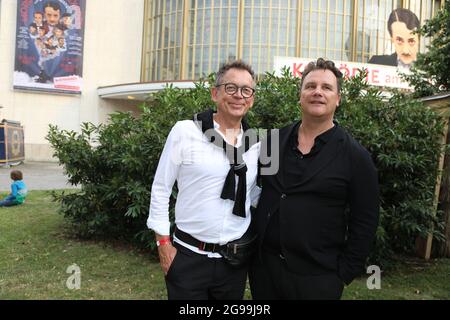 Guido Maria Kretschmer mit Ehemann Frank Mutters bei der Premiere des Theaterstücks 'Mord im Orientexpress' in der Komödie am Kurfürstendamm im Schill Stockfoto