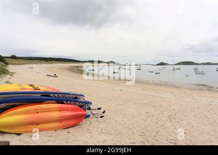 Bunte Paddeltafeln am Sandstrand von St. Martin, Isles of Scilly, Cornwall, Großbritannien Stockfoto