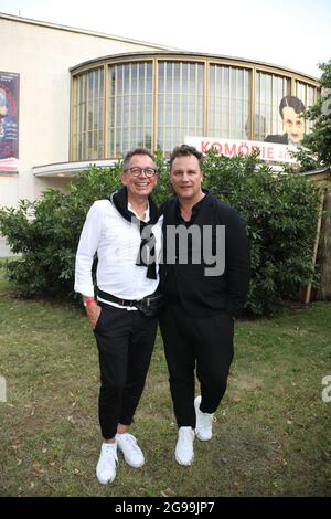 Guido Maria Kretschmer mit Ehemann Frank Mutters bei der Premiere des Theaterstücks 'Mord im Orientexpress' in der Komödie am Kurfürstendamm im Schill Stockfoto
