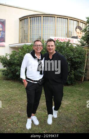 Guido Maria Kretschmer mit Ehemann Frank Mutters bei der Premiere des Theaterstücks 'Mord im Orientexpress' in der Komödie am Kurfürstendamm im Schill Stockfoto