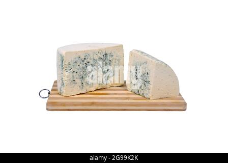 Traditioneller schimmeliger weicher blauer Käse, auf Schneidebrett, isoliert auf weißem Hintergrund Stockfoto