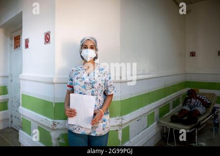 Am 23. Juli 2021 in der Notaufnahme des Krankenhauses Mongi Slim in La Marsa, einem nördlichen Vorort von Tunis, Tunesien. Der Abteilungsleiter, Dr. Nour Nouira, muss mit seinem Team eine sehr angespannte tägliche Covid-19-Krise bewältigen. Alle Räume, Hallen und Korridore des Dienstes werden für Covid-Fälle angefordert, während gleichzeitig tägliche Notfälle verwaltet werden. Die durch die Überlastung der Patienten stark angetriebenen Spannungen des Sauerstoffflusses sind neben der Unterbesetzung des Personals gegenüber der Variante Delta das Hauptproblem. Foto von Nicolas Fauque/Images de Tunisie/ABACAPRESS.COM Stockfoto