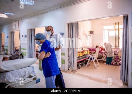 Am 23. Juli 2021 in der Notaufnahme des Krankenhauses Mongi Slim in La Marsa, einem nördlichen Vorort von Tunis, Tunesien. Der Abteilungsleiter, Dr. Nour Nouira, muss mit seinem Team eine sehr angespannte tägliche Covid-19-Krise bewältigen. Alle Räume, Hallen und Korridore des Dienstes werden für Covid-Fälle angefordert, während gleichzeitig tägliche Notfälle verwaltet werden. Die durch die Überlastung der Patienten stark angetriebenen Spannungen des Sauerstoffflusses sind neben der Unterbesetzung des Personals gegenüber der Variante Delta das Hauptproblem. Foto von Nicolas Fauque/Images de Tunisie/ABACAPRESS.COM Stockfoto