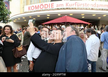 Frank Mutters, Manuela Stehr, Guido Maria Kretschmer und Stefan Arndt bei der Premiere des Theaterstücks 'Mord im Orientexpress' in der Komödie am Kurs Stockfoto