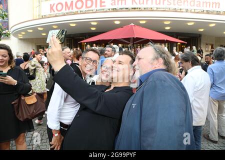 Frank Mutters, Manuela Stehr, Guido Maria Kretschmer und Stefan Arndt bei der Premiere des Theaterstücks 'Mord im Orientexpress' in der Komödie am Kurs Stockfoto