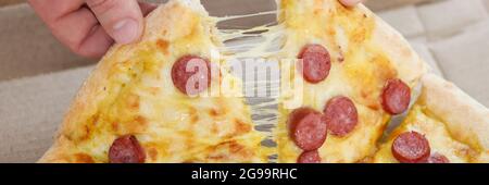 Der Mann nimmt die Stücke aus der Box Nahaufnahme Stockfoto