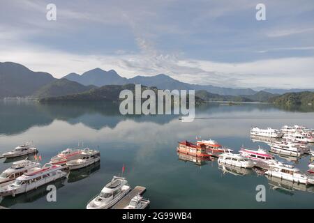 Boote am Shuishe Pier für eine Seetour im berühmten Sun Moon Lake im Zentrum Taiwans. Stockfoto