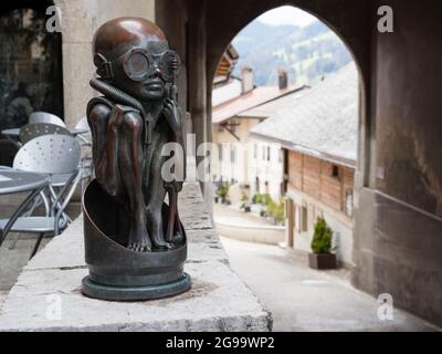 Skulptur von 'Birth Machine Baby' vor dem Eingang zum H. R. Giger Museum in Gruyere, Schweiz Stockfoto