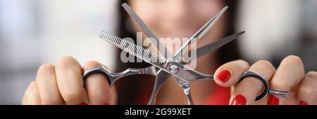 Friseur hält Arbeitsschere mit Kamm in den Händen Stockfoto