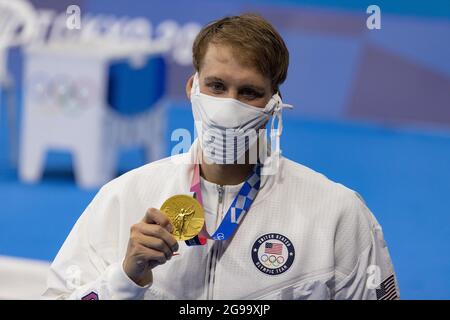 Chase Kalisz vom Team United States zeigt seine Medaille, nachdem er am Sonntag, den 25. Juli 2021, im Tokyo Aquatics Center im Rahmen der Olympischen Sommerspiele in Tokio, Japan, das 400-m-Medley-Finale der Herren mit einer Zeit von 4:09.42 gewonnen hat. Foto von Tasos Katopodis/UPI. Stockfoto