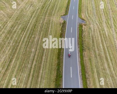 Luftaufnahme eines Motorrads auf einer Landstraße Stockfoto