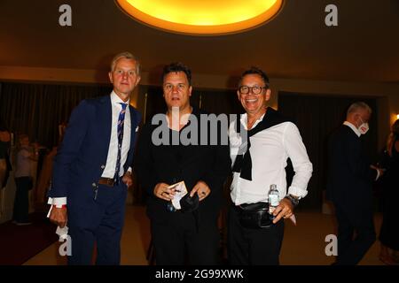 Max Raabe, Guido Maria Kretschmer mit Ehemann Frank Mutters bei der Premiere des Theaterstücks 'Mord im Orientexpress' in der Komödie am Kurfürstendam Stockfoto
