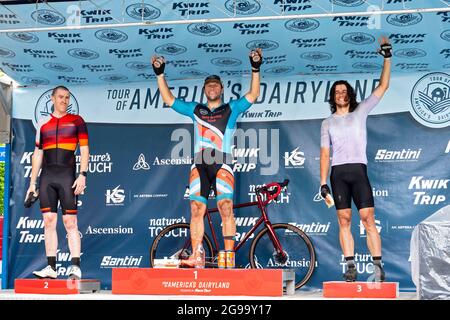Wauwatosa, WI/USA - 26. Juni 2021: Die Rennfahrer Chris Anderson(c), Patrick Mohl(l) und Daniel Davidson(r) auf dem Podium beim 3/4. Rennen der Männer in den Washington Highlands. Stockfoto