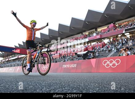 Shizuoka, Japan. Juli 2021. Annemiek van Vleuten aus den Niederlanden feiert, nachdem sie beim Radrennen der Frauen bei den Olympischen Spielen in Tokio 2020 in Shizuoka, Japan, am 25. Juli 2021 die Ziellinie erreicht hat. Quelle: He Changshan/Xinhua/Alamy Live News Stockfoto