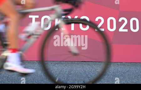 Shizuoka, Japan. Juli 2021. Eine Fahrerin tritt beim Radrennen der Frauen bei den Olympischen Spielen in Tokio 2020 in Shizuoka, Japan, am 25. Juli 2021 an. Quelle: He Changshan/Xinhua/Alamy Live News Stockfoto