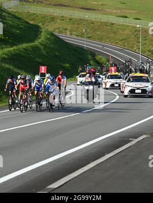 Shizuoka, Japan. Juli 2021. Die Fahrer treten beim Radrennen der Frauen bei den Olympischen Spielen in Tokio 2020 in Shizuoka, Japan, am 25. Juli 2021 an. Quelle: He Changshan/Xinhua/Alamy Live News Stockfoto