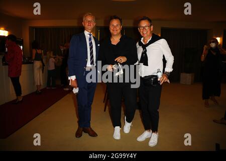 Max Raabe, Guido Maria Kretschmer mit Ehemann Frank Mutters bei der Premiere des Theaterstücks 'Mord im Orientexpress' in der Komödie am Kurfürstendam Stockfoto