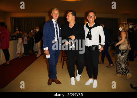 Max Raabe, Guido Maria Kretschmer mit Ehemann Frank Mutters bei der Premiere des Theaterstücks 'Mord im Orientexpress' in der Komödie am Kurfürstendam Stockfoto